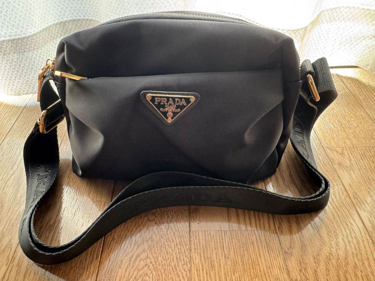 ショルダーバッグ ノベルティ ブラック 三角ロゴ カメラバッグ ナイロン 斜め掛け