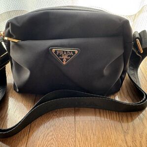 ショルダーバッグ ノベルティ ブラック 三角ロゴ カメラバッグ ナイロン 斜め掛け