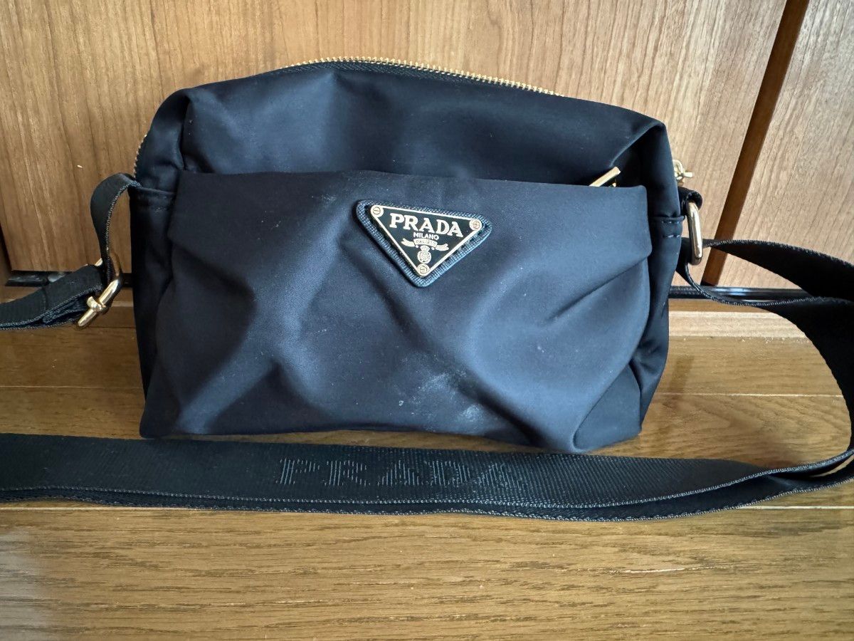 ノベルティ ショルダーバッグ ナイロン 斜め掛け カメラバッグ 三角口ゴ ブラック