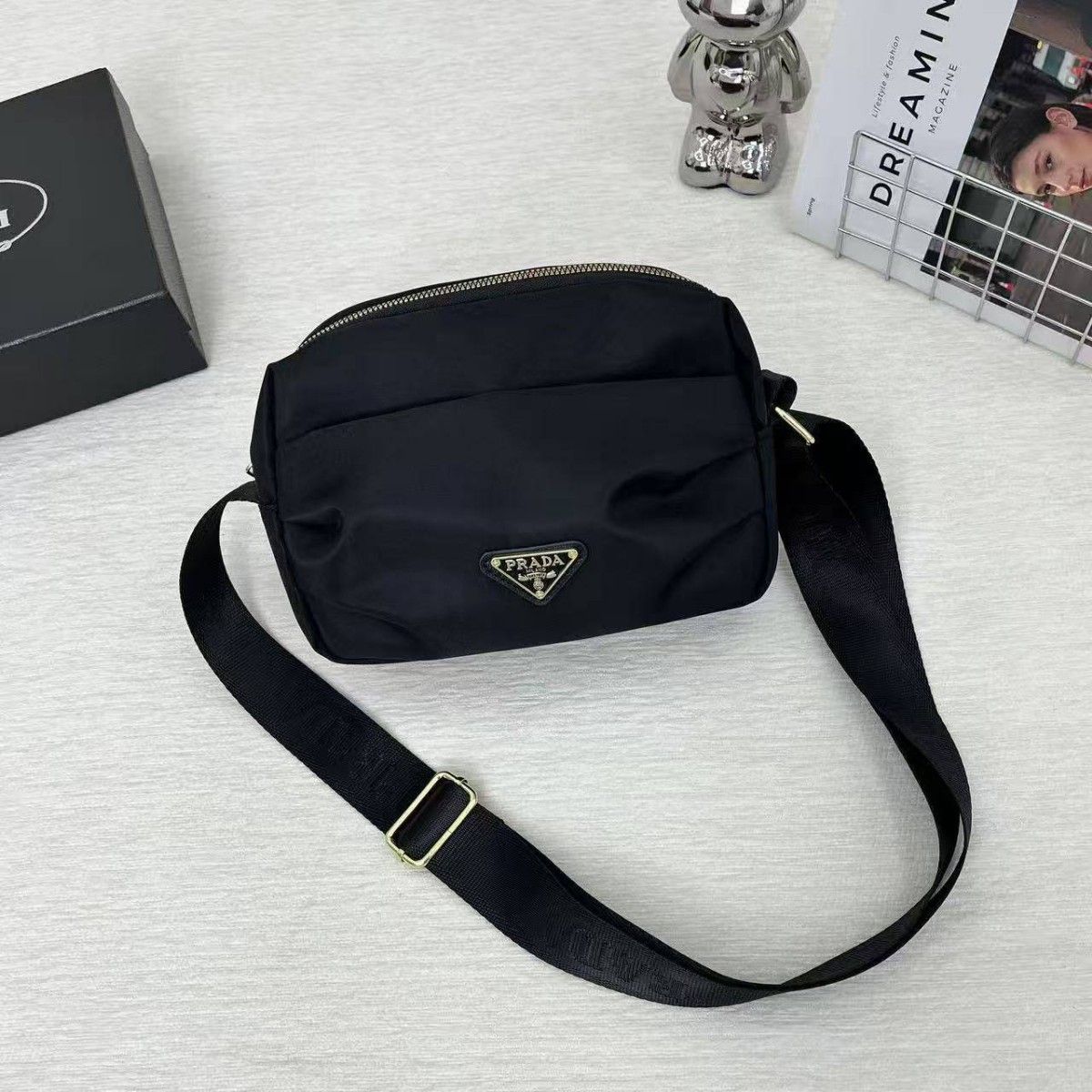 ショルダーバッグ ナイロン 三角ロゴ ブラック 肩掛け 斜め掛け 黒