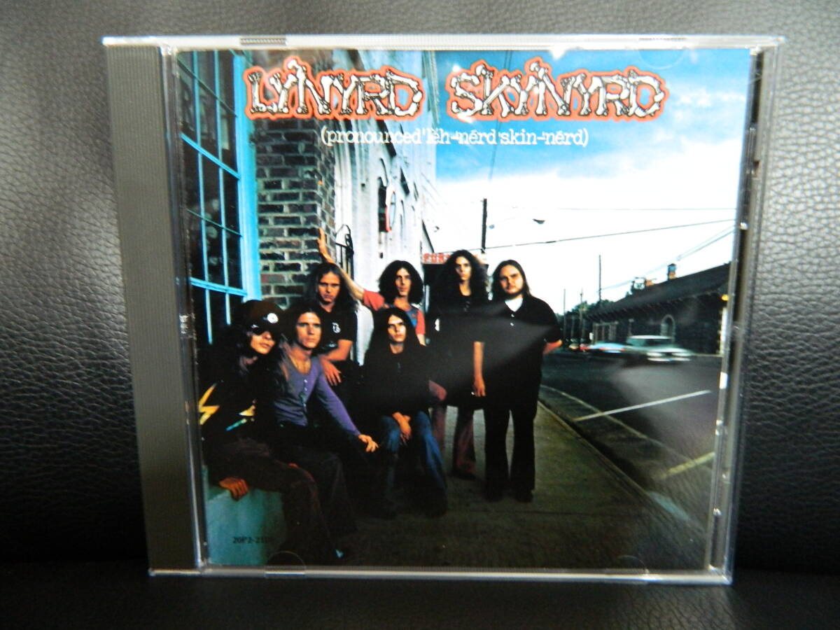 (4)　 LYNYRD SKYNYRD　　　　日本盤　 　表ジャケシール跡あり、日本語解説 経年の汚れあり　　