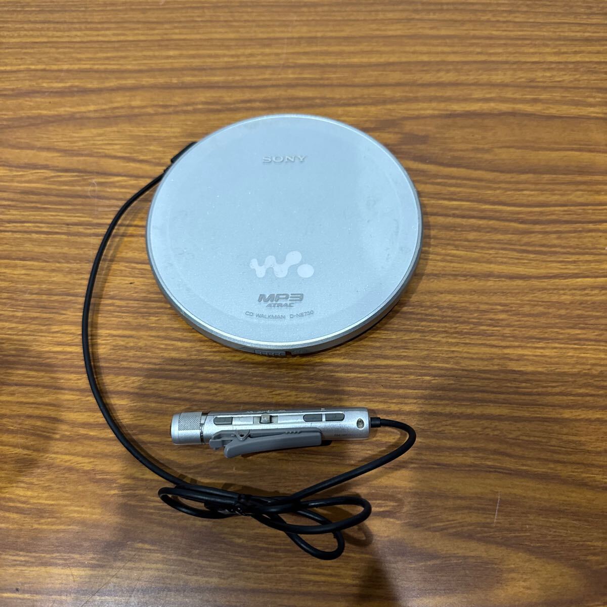 管251017 a ☆★ 【SONY◆ソニー CDウォークマン D-NE730】オーディオ機器 /ポータブルCDプレーヤー /シルバー ☆★