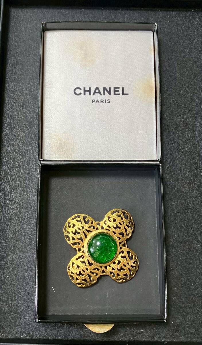 ・【中古】CHANEL シャネル ブローチ 金メッキ グリーン ココマーク 箱有
