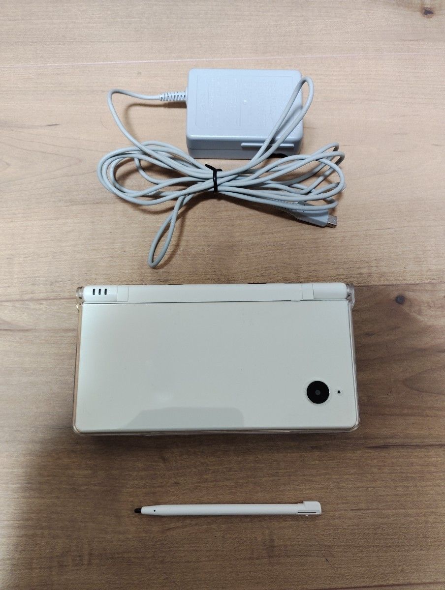 ニンテンドーDSi ホワイト 本体 充電器 クリアケース  タッチペン付き　上下液晶保護フィルム貼付済二手;物流保障;没有明显的损伤或污渍;易碎品;航空禁运