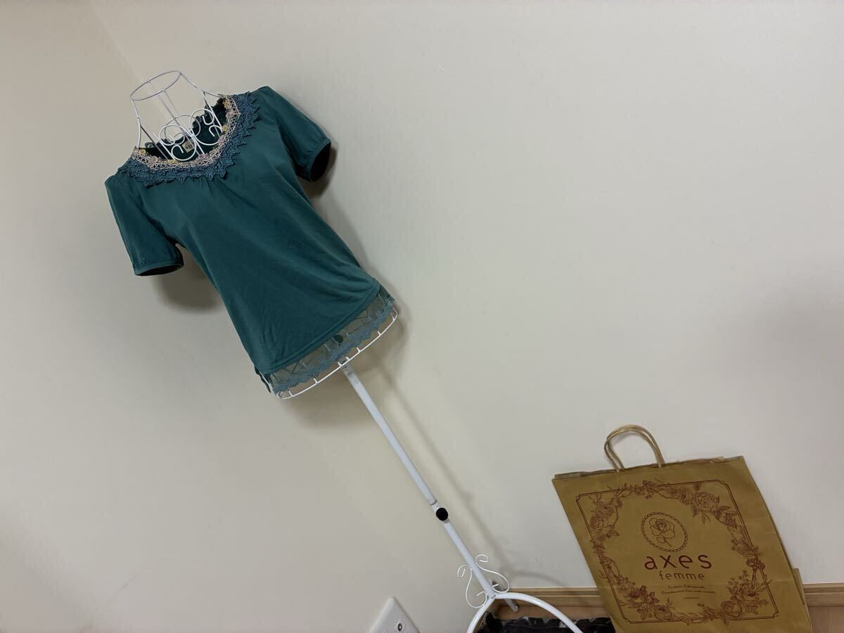 axes femme アクシーズファム☆胸元お花モチーフカラフルレース.レース飾り裾幅広レース切り替えプルオーバートップス☆used 