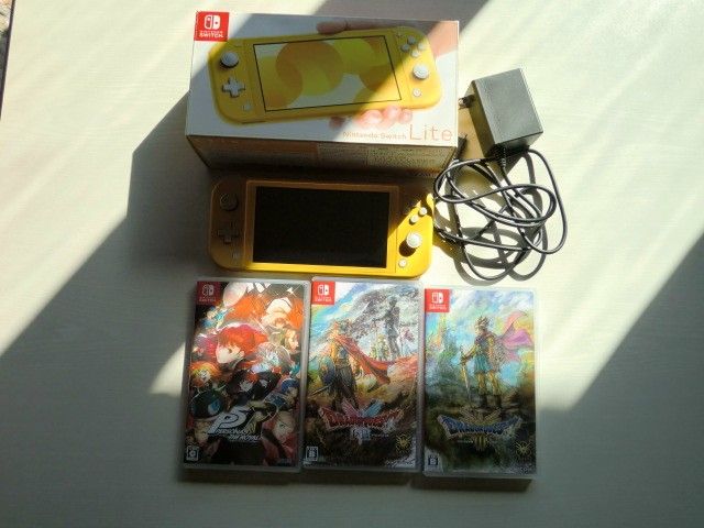 Nintendo Switch Lite 本体 イエロー DQ 1 2 3 P5R ドラゴンクエスト ペルソナ5 中古二手;物流保障;有损伤或污渍;易碎品;航空禁运