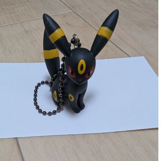 ポケモン　蓄光フィギュアチャーム　ブラッキー