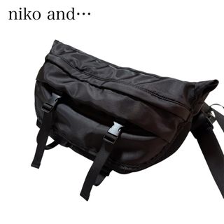 niko and… ニコアンド　大容量　軽量　メッセンジャーバッグ　ブラック　黒