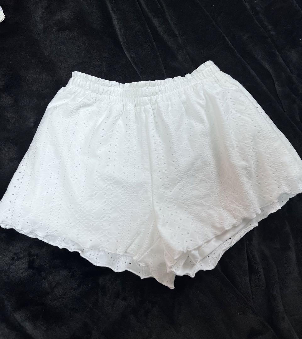 ホワイト透かし模様ショートパンツ